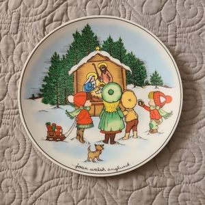 Joan Walsh Anglund 1982 Christmas Vintage Decorative Plate 7 3/4” diameter